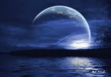 ウユニ塩湖の新月